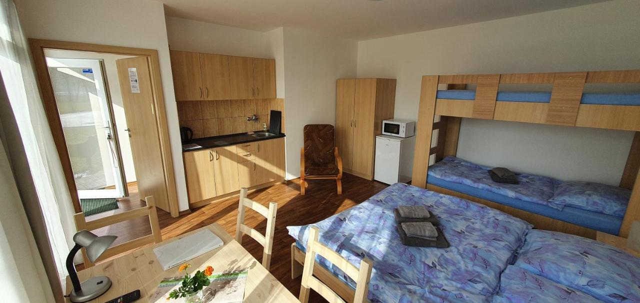 Penzion Amfik Bukovina Popovice  Екстер'єр фото