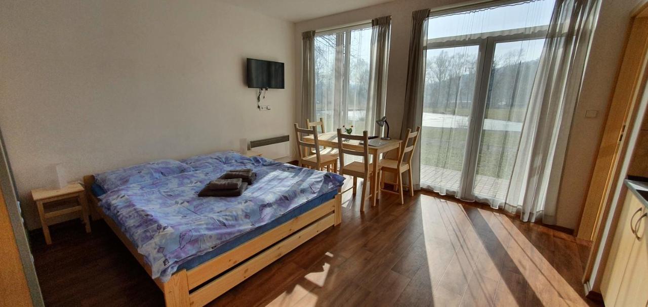 Penzion Amfik Bukovina Popovice  Екстер'єр фото