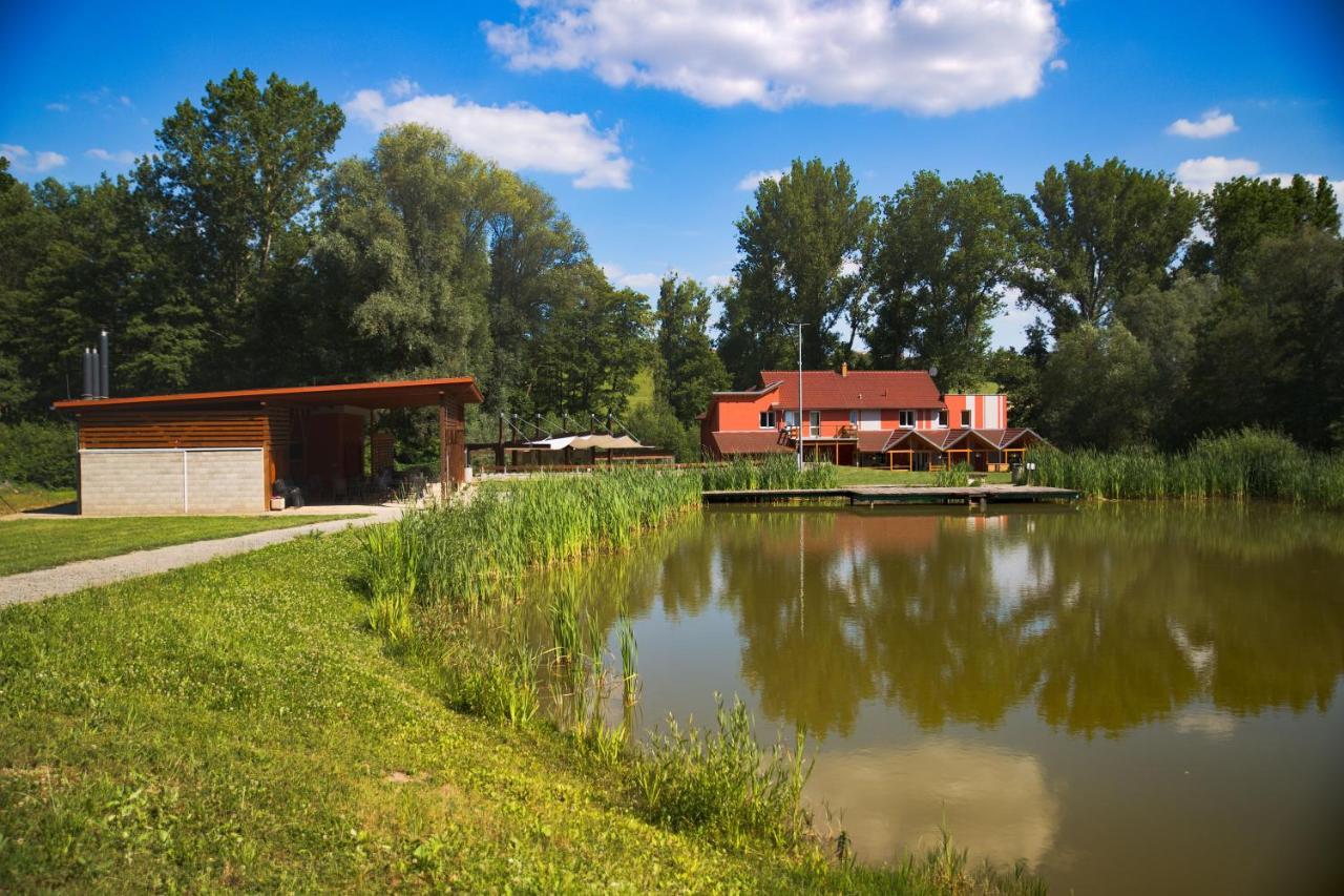 Penzion Amfik Bukovina Popovice  Екстер'єр фото