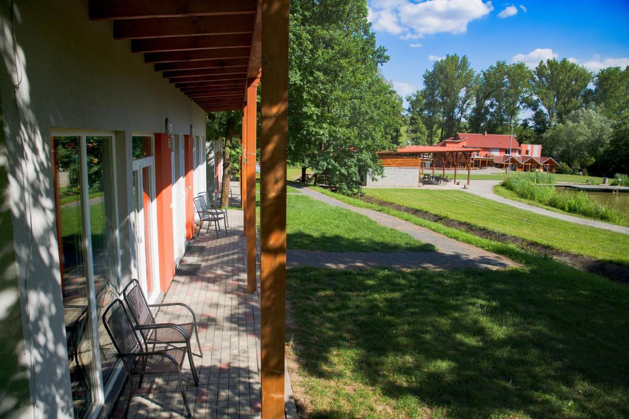 Penzion Amfik Bukovina Popovice  Екстер'єр фото